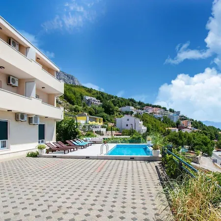 Comfortable In With Swimming Pool Apartment