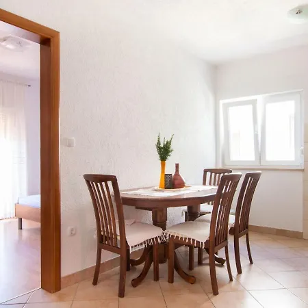 Cozy Seaside Apartment