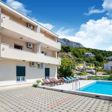 Comfortable In With Swimming Pool Apartment